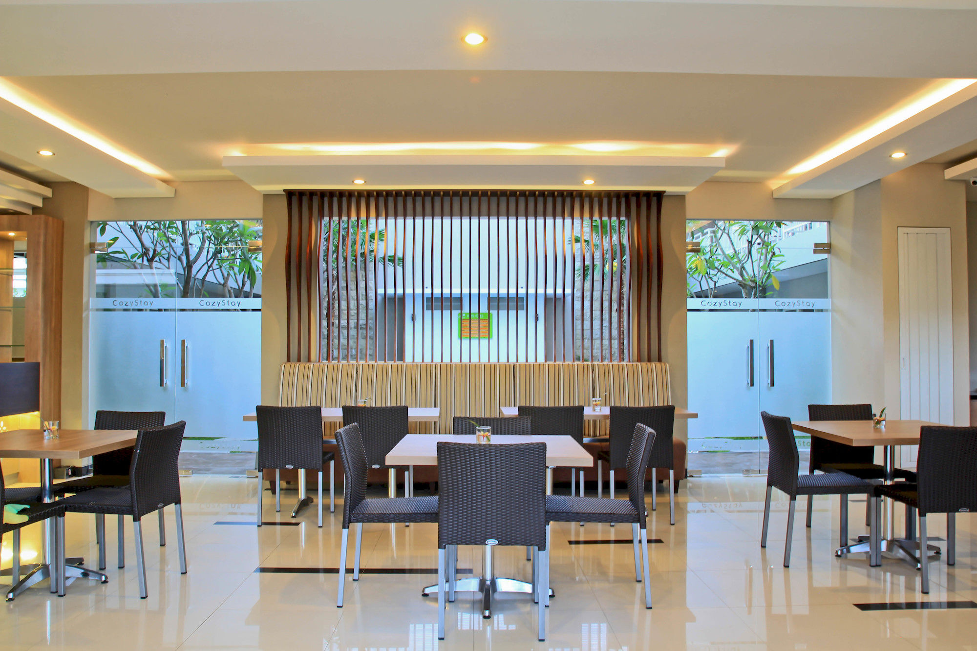 โคซี สเตย์ โฮเต็ล ซิมปัง เอนัม Hotel เดนปาซาร์ ภายนอก รูปภาพ